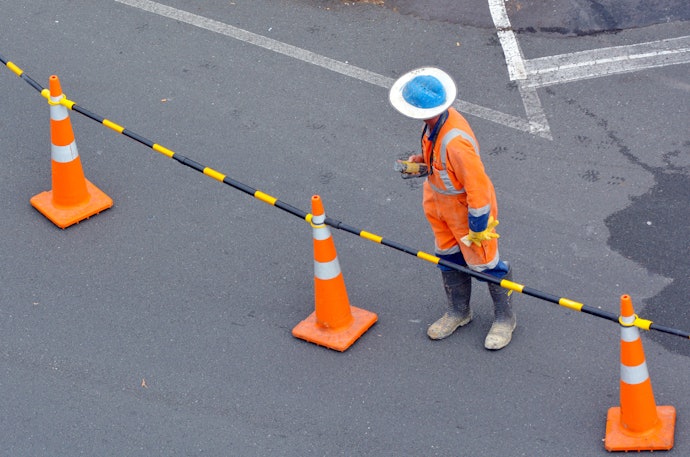 道路工事の現場で使うなら、やわらかく目立つものを