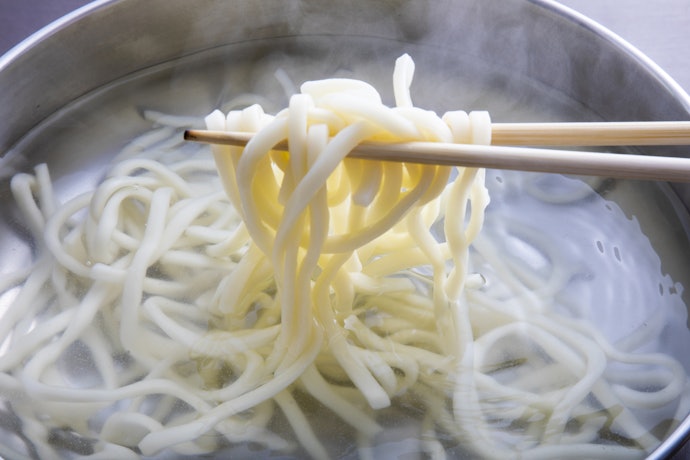 麺を茹でたあとにサッと水洗いするのがポイント