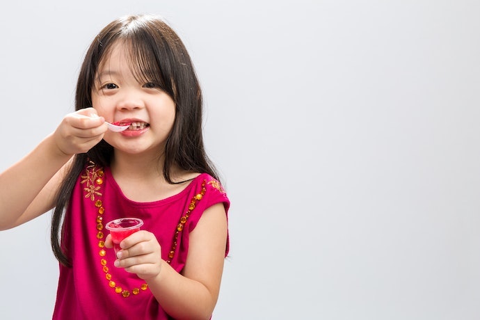 幼児や高齢者が食べる際は喉に詰まらせないように気をつけよう
