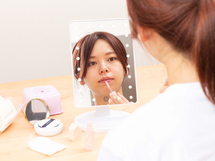 上唇にうまく塗れないときは、唇の表面を均一に整えるケアが必要