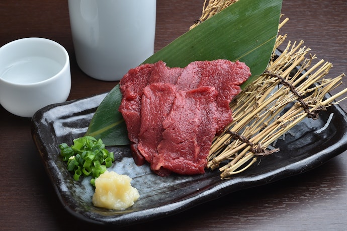 馬肉は酸味とキレのあるお酒と一緒に