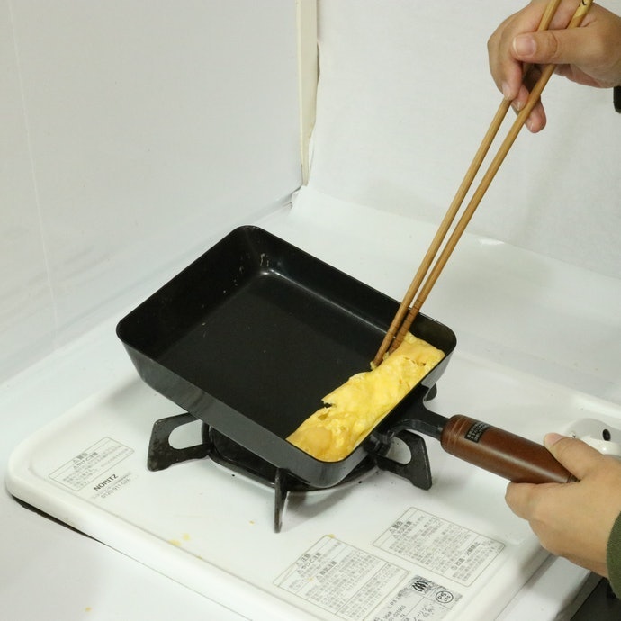 焦げ付きを防ぐために、卵焼き器を十分に温めてから調理しよう