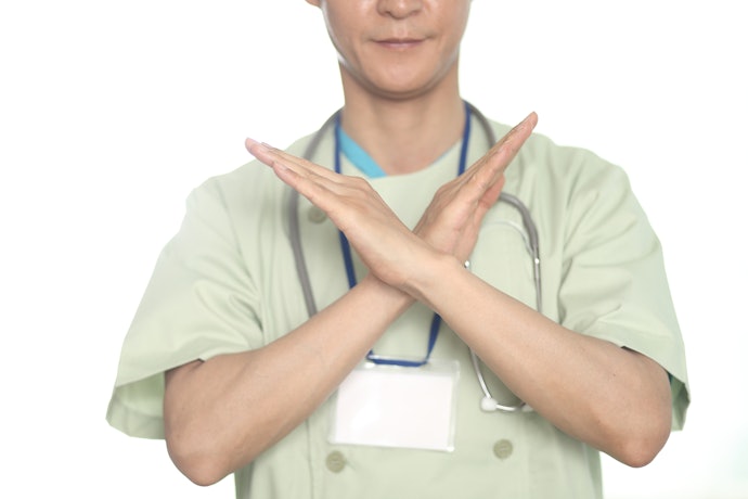 つけたまま寝るのはNG。目に違和感があれば、眼科を受診しよう