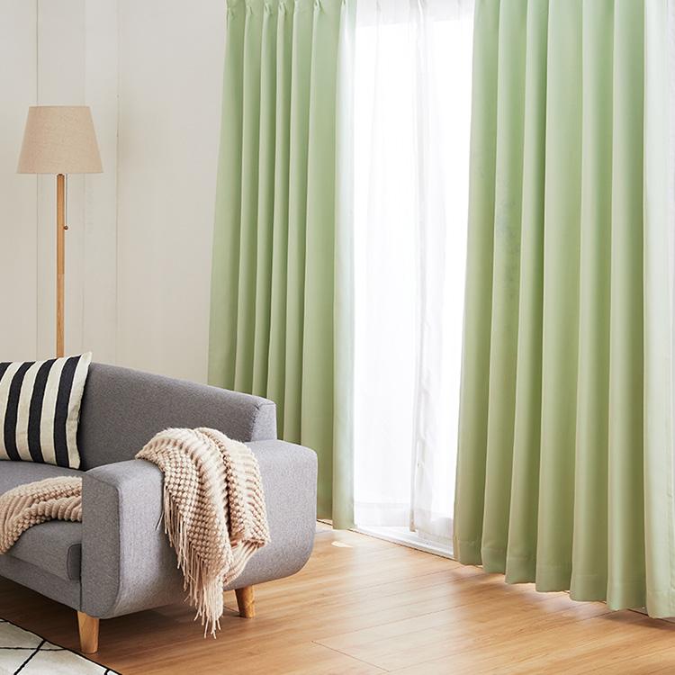 濃い緑、厚めのカーテン