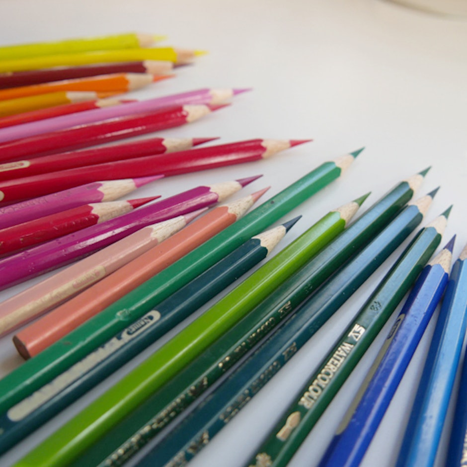イラストレーターが愛用する色鉛筆画におすすめの画材16選