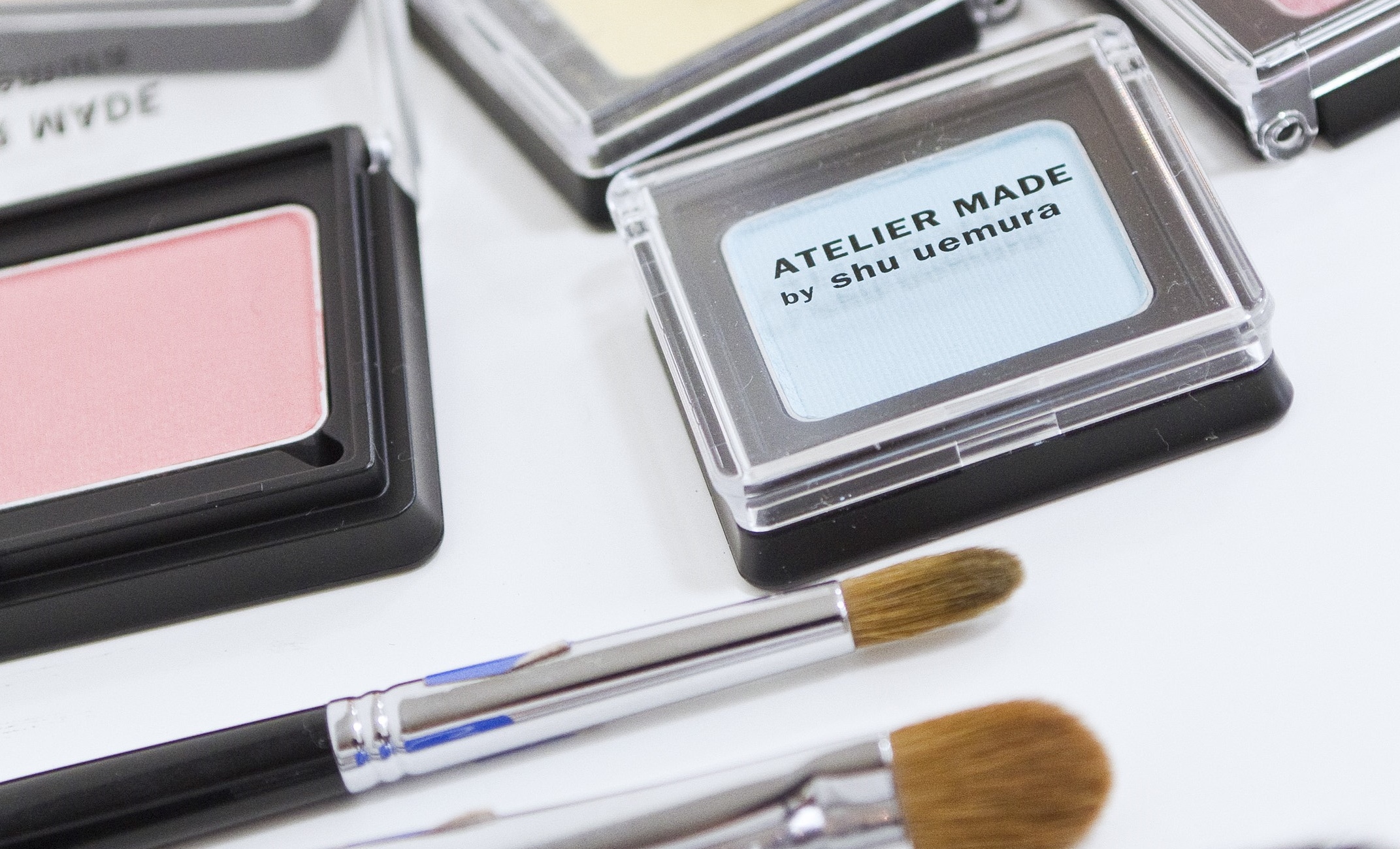 ヘアメイクアーティストがおすすめするメイク用品12選