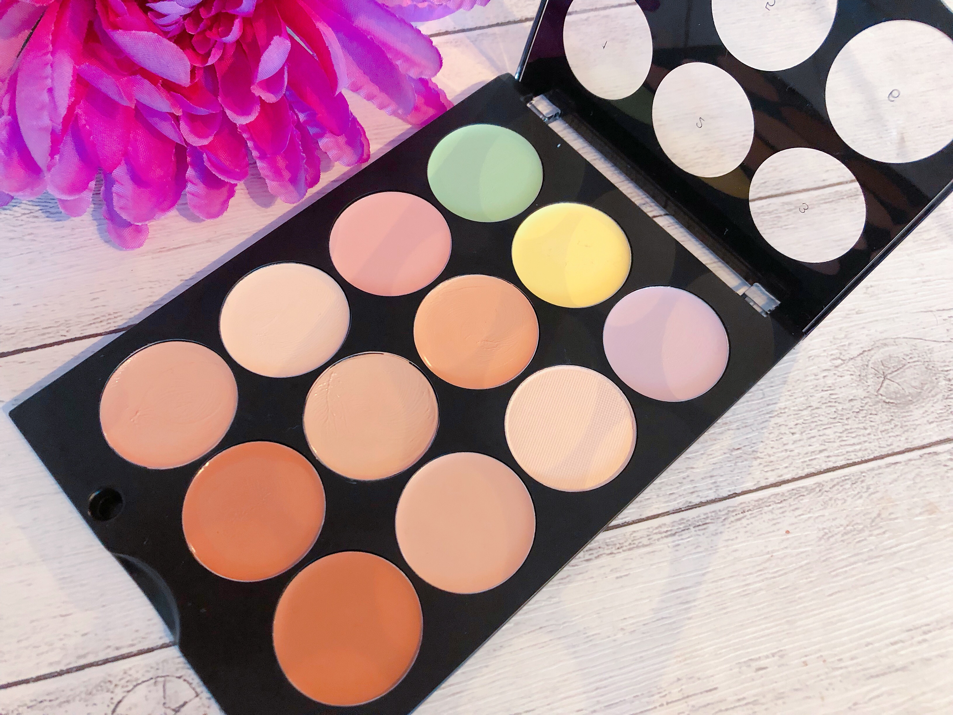 コスメコンシェルジュが愛用するおすすめプチプラコスメ8選