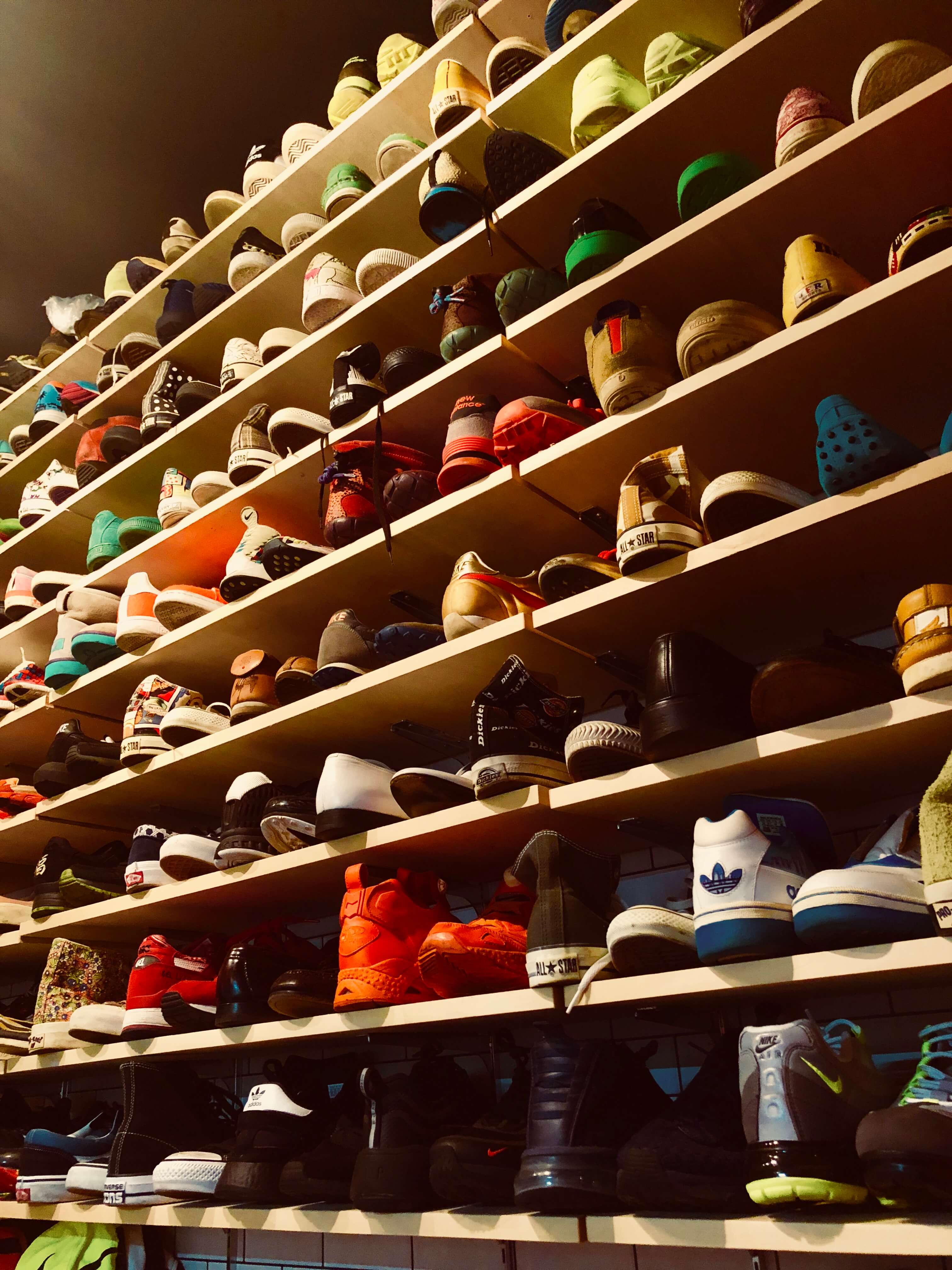 スニーカーマニアがおすすめするスーツにマッチする通勤用スニーカー7選