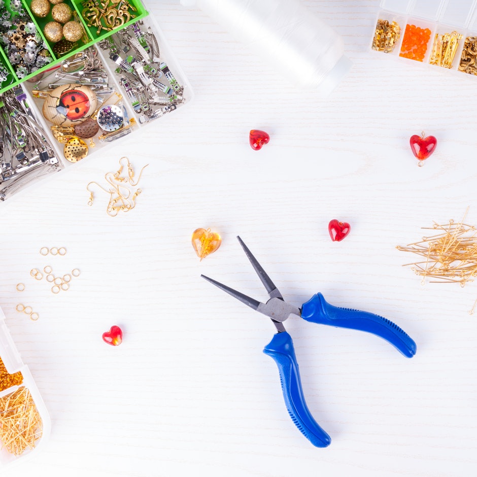 仕上がりに差がつく!ビーズアクセサリー作りに役立つ工具18選【ハンドメイドライターおすすめ】