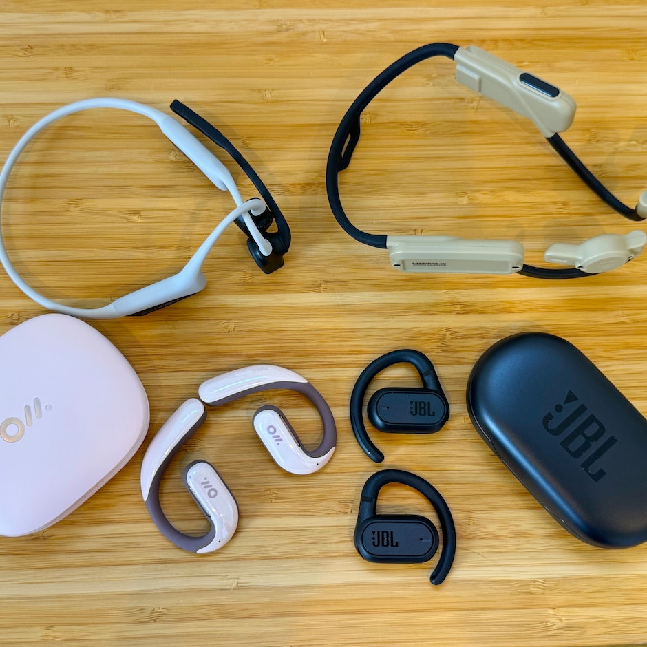 2024年4月最新!! 耳をふさがない外の音が聞こえるおすすめオープン型ワイヤレスイヤホン。ながら聞きイヤホンから音質と装着感、コスパに優れたおすすめをセレクト！　骨伝導や完全ワイヤレスタイプも選出。全機種テスト済みです！