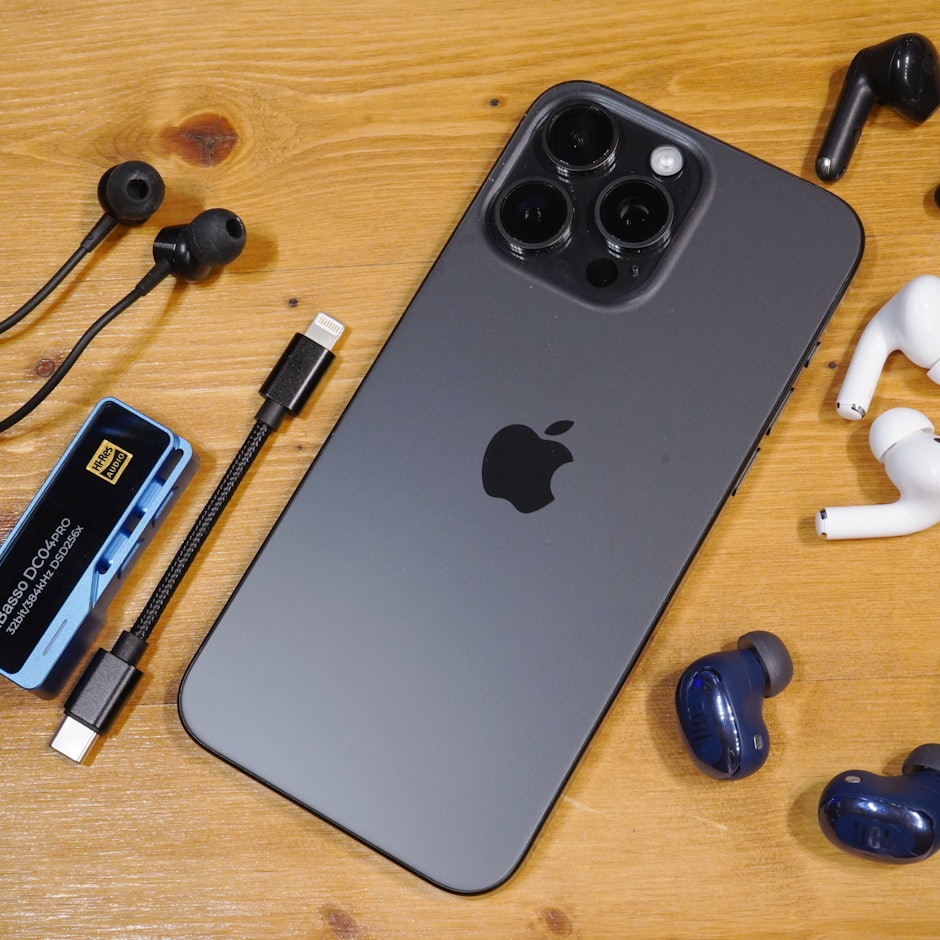 2024年4月最新iPhone向けイヤホンおすすめ。ワイヤレスイヤホンはコスパ重視で1万円以下の安いモデルで選出。ライトニング端子、iPhone 15のUSB-C端子の有線イヤホン、高音質にイヤホンジャックを使うためのUSB-DACまで紹介します!