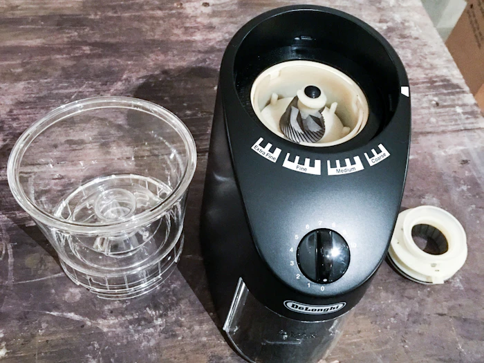 DeLonghi コーン式 コーヒーグラインダー KG364J 1枚目