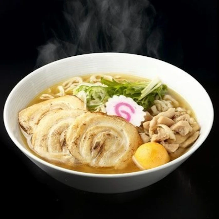 山形 新旬屋 麺 金の鶏中華(炙り豚バラチャーシュー3枚入り)鶏の旨みがギュッと詰まった“ザ・鶏だし” 1枚目