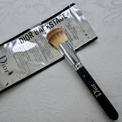 Dior バックステージ フルイド ファンデーション ブラシ フルカバー 1枚目