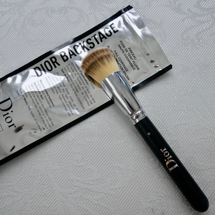 Dior バックステージ フルイド ファンデーション ブラシ フルカバー 1枚目