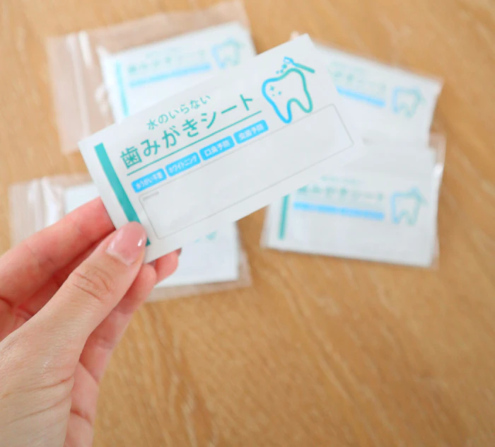 水のいらない歯みがきシート 20枚入り 1000円ポッキリ 送料無料 災害グッズ 防災グッズ FDA認可取得済 ペーパー歯磨き ドライタイプ 水 無水 うがい不要 防災 震災 備蓄 指にはめるだけ エチケット 長期保存可 1枚目