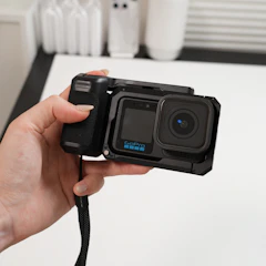 GoPro(ゴープロ) GoPro MISSION 1 Pro グリップエディション アクションカメラ シネマカメラ 1インチセンサー搭載 8K60 4K240 8Kオープンゲート撮影 50MP写真 HLG HDR 防水 低光量 最大32倍スローモーション 360度水平ロック 240Mbpsビットレート 32-bit float録音 急速充電対応 2150mAh バッテリー CHDRW-011-FW 1枚目