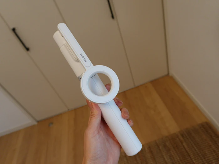【5%オフ+8倍ポイント!】Ulanzi MagSafe用 自撮り棒 スマホ三脚 磁気マグネット式 セルカ棒 軽量 折りたたみ式 コンパクト 7段階伸縮 角度調整可能 遠隔操作 Bluetoothリモコン付 アルミ製 Magsafe用スタンド iPhone17/16/15/Android対応 ビデオ通話 撮影 会議対応 M006 1枚目