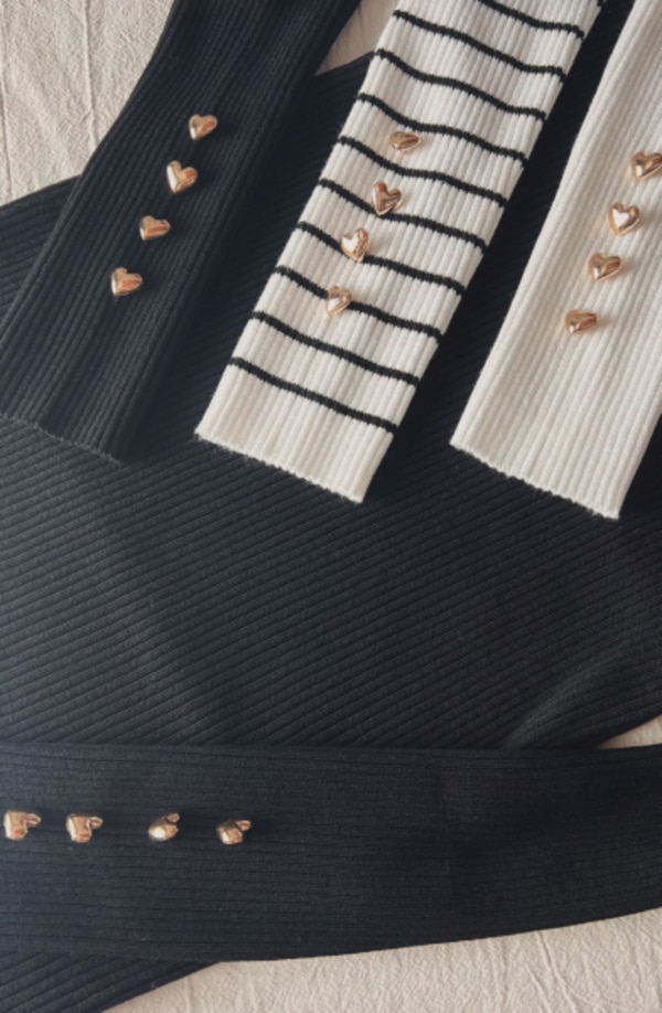 【半額クーポン対象】ハートボタン リブニット トップス 大人可愛い デザイン袖 シンプル 大人可愛い キレイめ トップス レディース おすすめ おしゃれ フリーサイズ メール便 2024春夏新作 【lss24-tp137】【予約販売：3月28日入荷予定順次発送】【送料無料】メ込2 1枚目