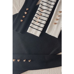 【半額クーポン対象】ハートボタン リブニット トップス 大人可愛い デザイン袖 シンプル 大人可愛い キレイめ トップス レディース おすすめ おしゃれ フリーサイズ メール便 2024春夏新作 【lss24-tp137】【予約販売:3月28日入荷予定順次発送】【送料無料】メ込2 1枚目