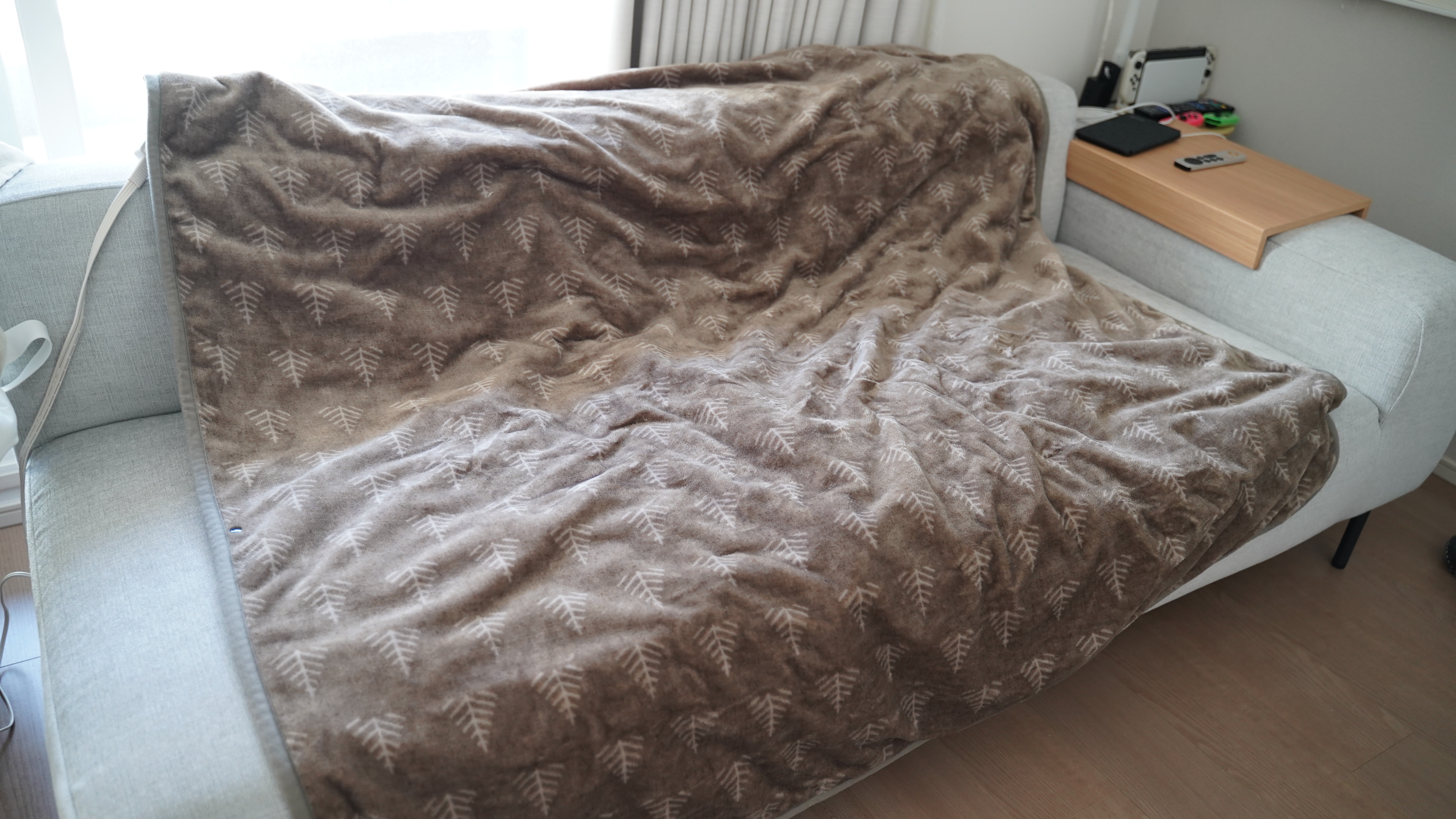 KODEN 【送料無料】広電 マルチウォーマー CWN142G-HKC 電気ひざかけ毛布 電気毛布 膝掛け ひざ掛け フランネル素材 140cm×140cm 大判 ブランケット カーペット 寝具 ホットカーペット 着る毛布 本体丸洗い 1枚目