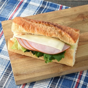 ファミリーマート 石窯パリジャンサンド(ハム&チーズ) 1枚目