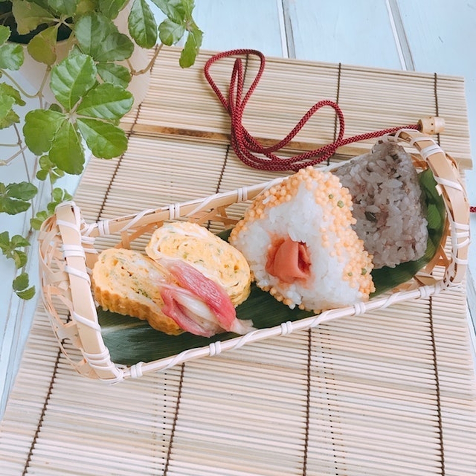 梅沢木材工芸社 三角おむすび篭 (大) 白竹 1枚目