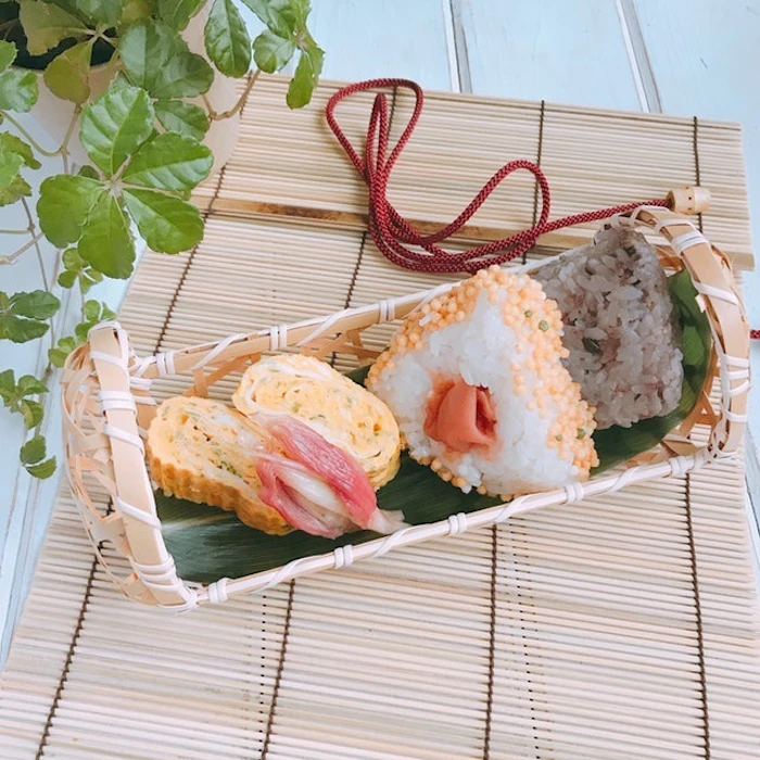 梅沢木材工芸社 三角おむすび篭 (大) 白竹 1枚目
