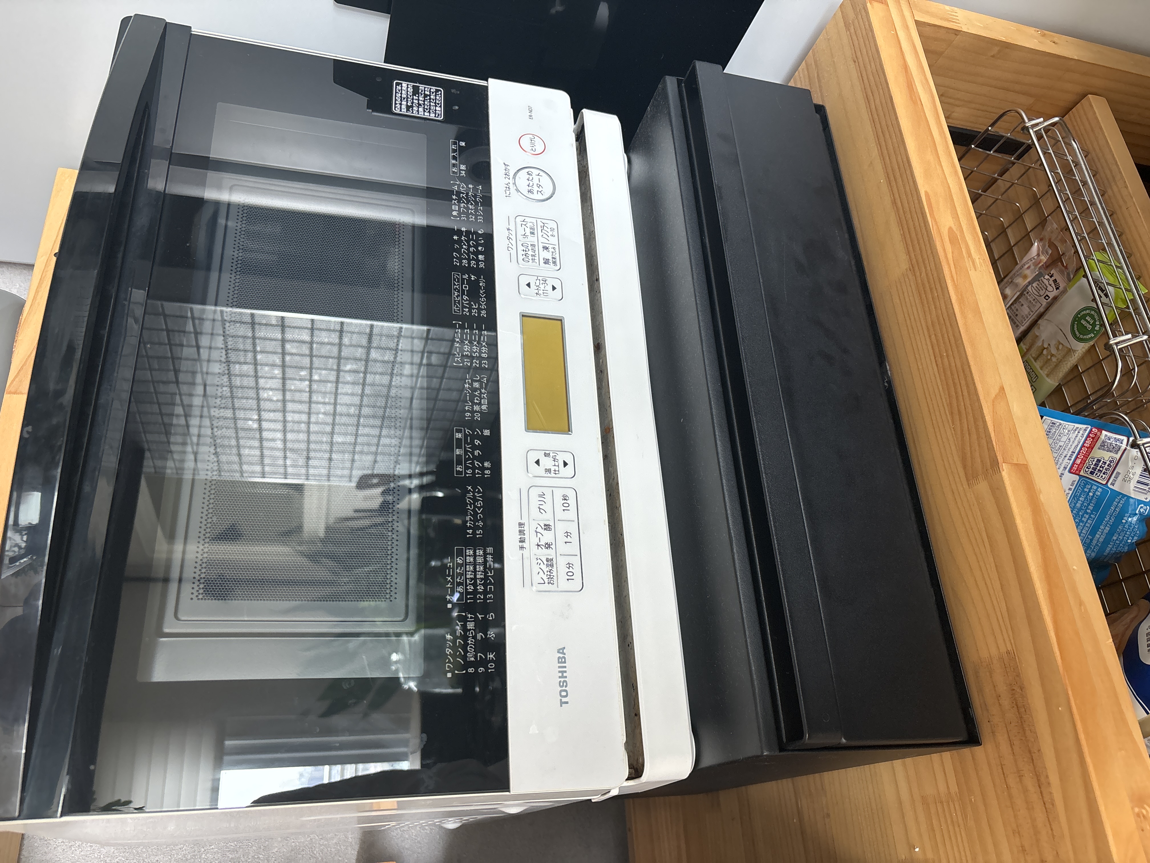 山崎実業 tower ツーウェイ キッチン家電下引き出し&スライドテーブル 山崎実業 ブラック 2008 家電下スライドテーブル引出し付き レンジ下トレイ 2枚目