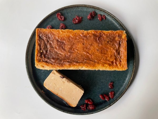 バールアフロマージュ スーヴォワル コンテとヘーゼルナッツのチーズケーキ 1枚目