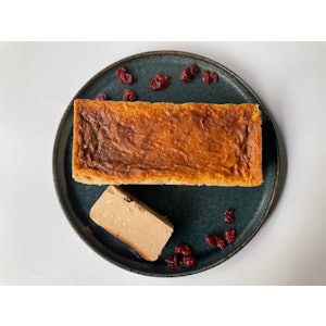 バールアフロマージュ スーヴォワル コンテとヘーゼルナッツのチーズケーキ 1枚目