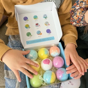 Epeios バスボム 9個 セット ギフトBOX付 入浴剤 バスボール 天然素材 可愛い エッセンシャルオイル お風呂 誕生日 お祝い プレゼント ギフト 女性 男性 贈り物 引っ越し祝い 誕生日 バレンタイン クリスマス 母の日 プレゼント ギフト 1枚目