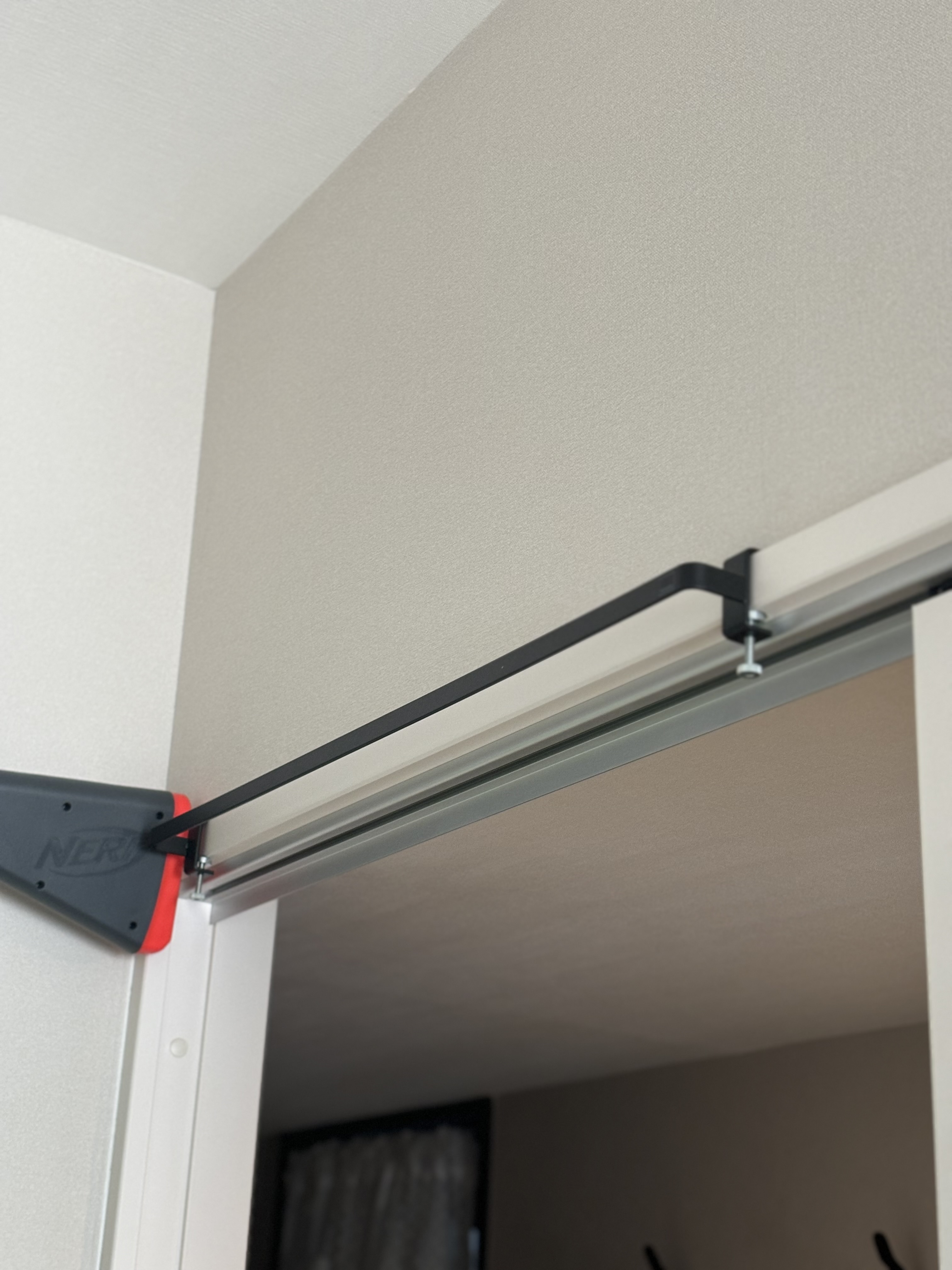 山崎実業 室内物干しハンガーバー ホワイト ブラック シンプル 鴨居 ハンガー かもいフック 窓枠 浴室 ドア 枠 ネジ 物干し竿 洗濯 便利 一人暮らし 洗面所 脱衣所 ランドリールーム リビング コンパクト 省スペース おしゃれ [5619 5620]202202 1枚目