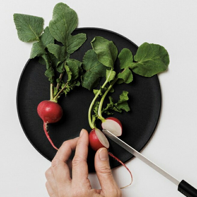 CHOPLATE(174mm) BLACK チョップレート まな板になるお皿 丸い 皿 まな板 黒い 食洗器対応 電子レンジ対応 日本製 アウトドア お皿 ブラック　黒色 丸 丸型 円型 耐熱 ミニマル シンプル 省スペース 黒 17cm 母の日 父の日 ギフト　プレゼント 1枚目