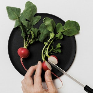 CHOPLATE(174mm) BLACK チョップレート まな板になるお皿 丸い 皿 まな板 黒い 食洗器対応 電子レンジ対応 日本製 アウトドア お皿 ブラック 黒色 丸 丸型 円型 耐熱 ミニマル シンプル 省スペース 黒 17cm 母の日 父の日 ギフト プレゼント 1枚目