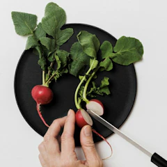 CHOPLATE(174mm) BLACK チョップレート まな板になるお皿 丸い 皿 まな板 黒い 食洗器対応 電子レンジ対応 日本製 アウトドア お皿 ブラック 黒色 丸 丸型 円型 耐熱 ミニマル シンプル 省スペース 黒 17cm 母の日 父の日 ギフト プレゼント 1枚目