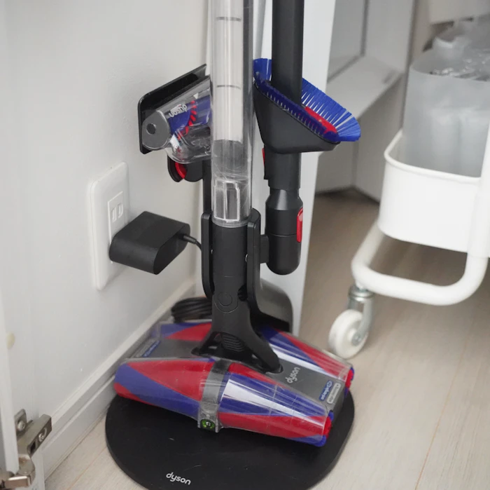 Dyson Dyson(ダイソン) 掃除機 コードレス Dyson PencilVac Fluffycones (ペンシルバック フラフィコーンズ) スティック ハンディクリーナー 軽量 LED 充電スタンド付き (SV50 FC AM) 【Amazon.co.jp限定】【最もスリム。全方位に動かせるスムーズな掃除を。】 1枚目