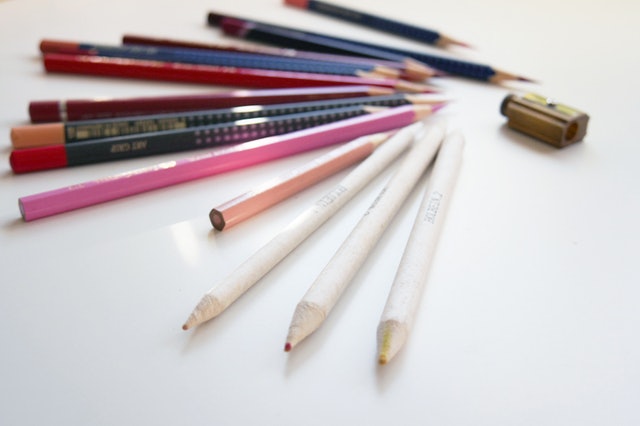 イラストレーターが愛用する色鉛筆画におすすめの画材16選 | favlist