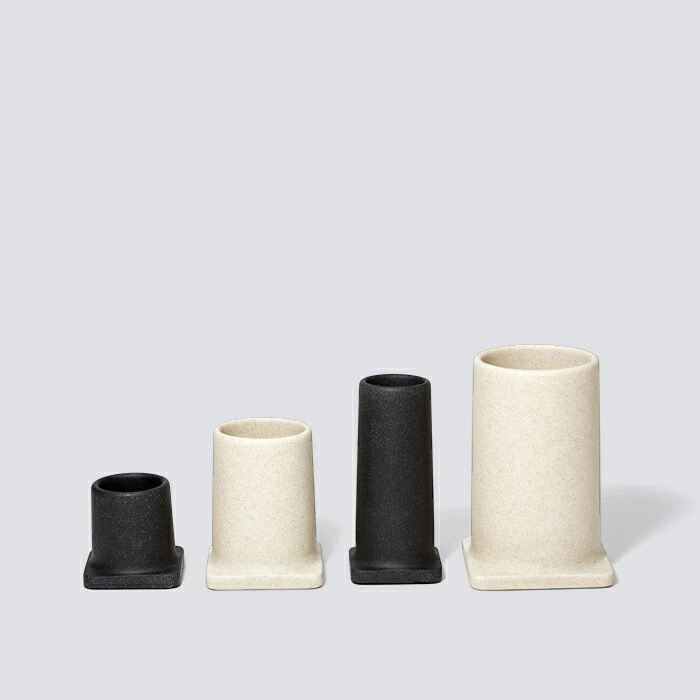 ideaco ideaco 「 Tsutsu S ( ツツ )」 オーガナイザー リビング収納 洗面収納 キッチン収納 小物入れ ペン立て 収納 インテリア 整理 整頓 雑貨 収納雑貨 筒 円柱 縦 キッチンツール 花瓶 一輪挿し カトラリー 置き サンドホワイト サンドブラック 高級感 おしゃれ イデアコ 4枚目