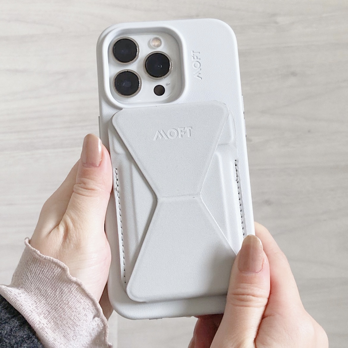 MOFT MOFT【公式直営店】Snap-On スマホスタンド マグネット MagSafe対応 iPhone 14/iPhone 13/iPhone 12シリーズ兼用 ウォレット式 スマホスタンド 卓上 カードケース機能 カード収納 多角度調節 薄型軽量 折り畳み式 持ち歩き便利 オシャレ 「新色登場」 1枚目