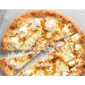 ピザハット とろける4種チーズのフォルマッジ 鉄鍋パンピザ Mサイズ 1枚目