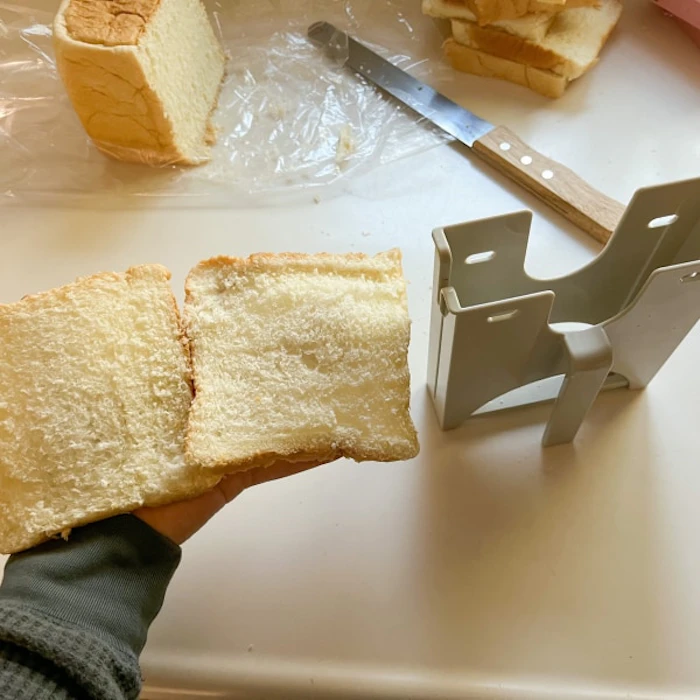 食パン スライサー HC グリーン I-611 イセトー | パン ぱん カット スライス カッター ガイド パン切り パンスライサー 日本製 抗菌 コンパクト 収納 プレート サンドイッチ 便利 厚さ 厚み 厚さ調節 薄切り サンドイッチ用 お弁当 8枚切り 10枚切り 12枚切り 家庭用 縦 横 4枚目