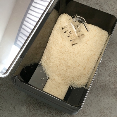山崎実業  密閉シンク下米びつ 5kg  計量カップ付き ブラック 3378 2枚目
