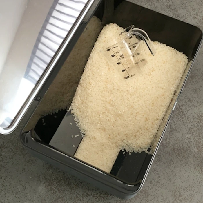 山崎実業 密閉シンク下米びつ 5kg 計量カップ付き ブラック 3378 2枚目