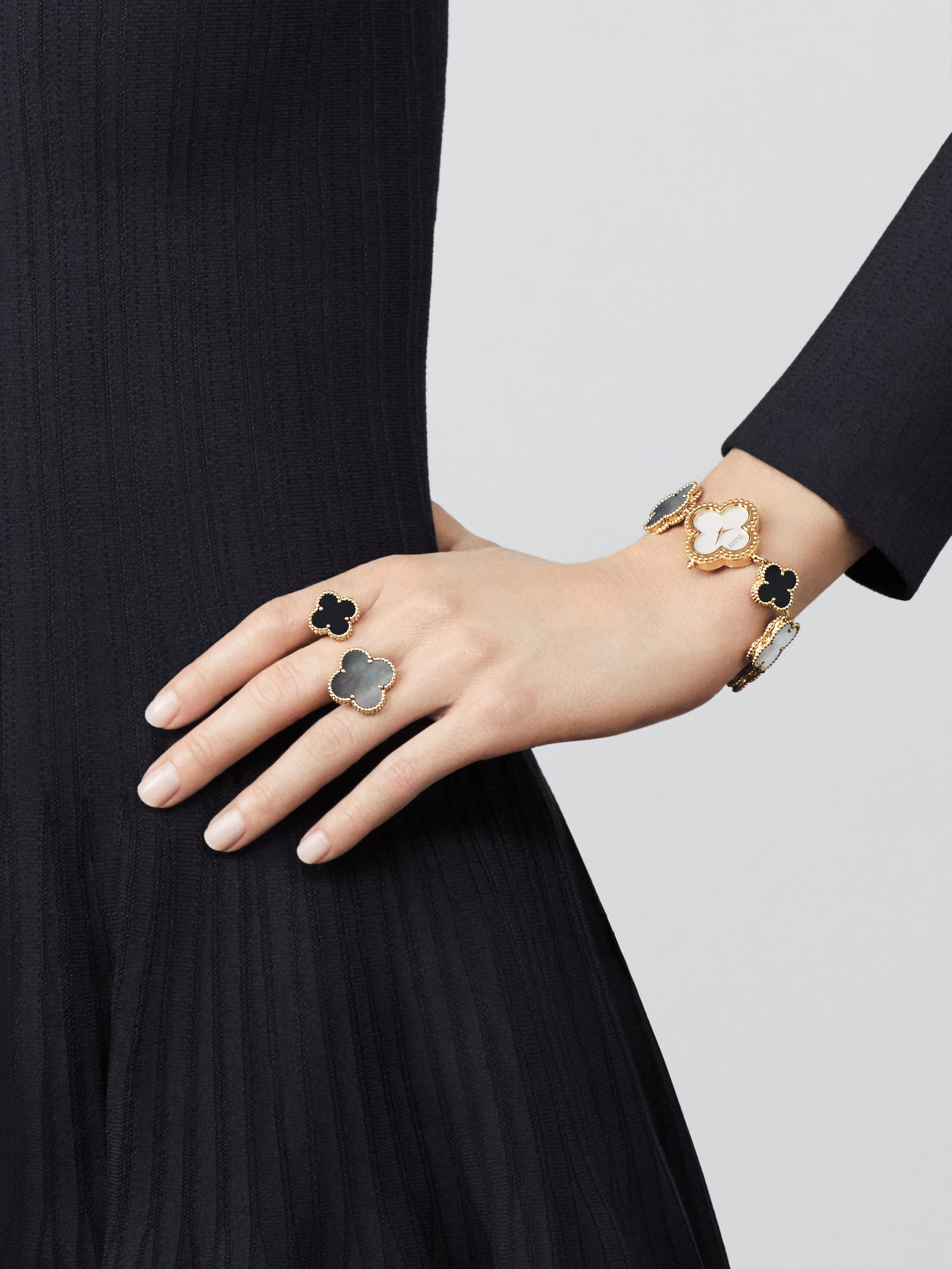ヴァンクリーフ&アーペル  アルハンブラ スモールモデル ウォッチ 2枚目