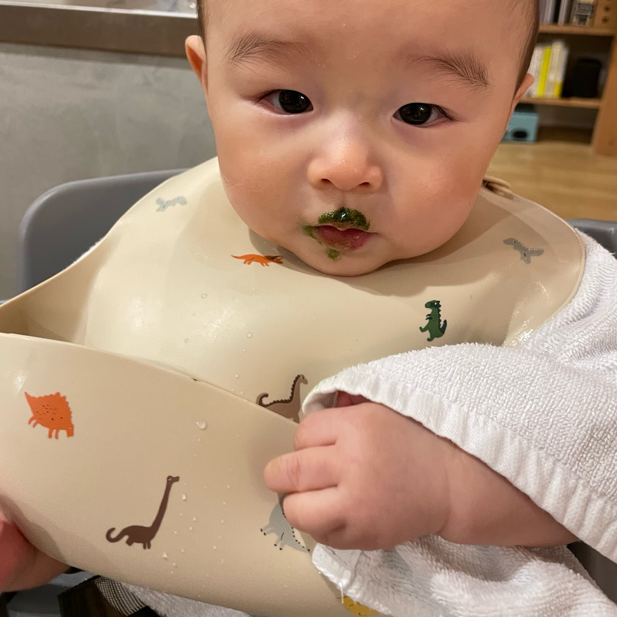 mushie シリコン お食事エプロン 1枚目