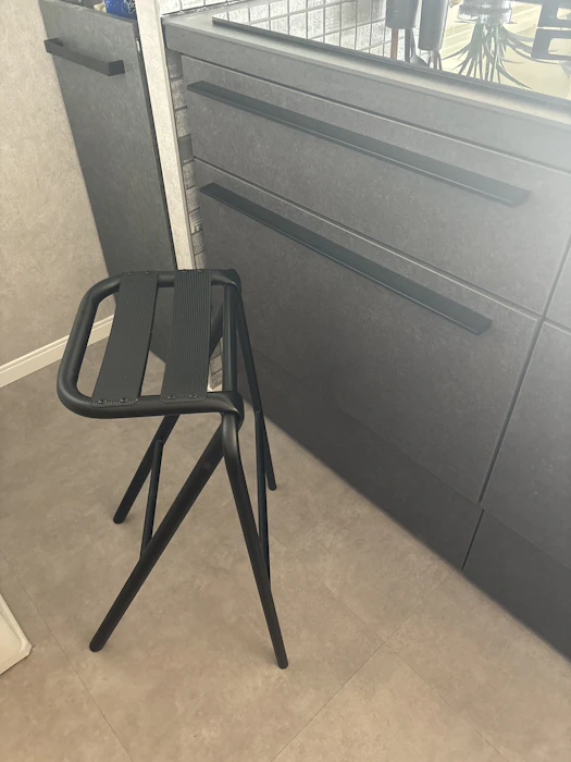 DUENDE ベント ハイ スツール デュエンデ BENT HIGH STOOL DUENDE ベントスツール スタッキング 重ねる コンパクト パイプ スチール アルミ ブラック シャンパン デザイン デザイナー 軽い 軽量 耐荷重120kg グッドデザイン賞 椅子 イス 腰かけ かわいい おしゃれ 送料無料 1枚目