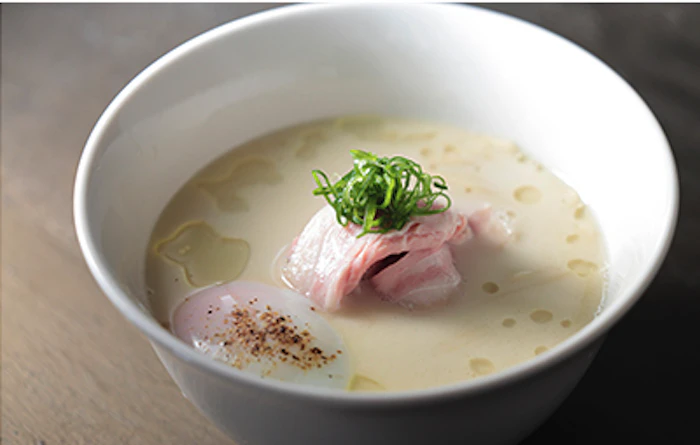 らーめんMAIKAGURA 白トリュフオイル香る鶏白湯麺 1枚目