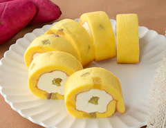 ローソン ごろっとした焼き芋のもち食感ロール(紅はるか) 1枚目