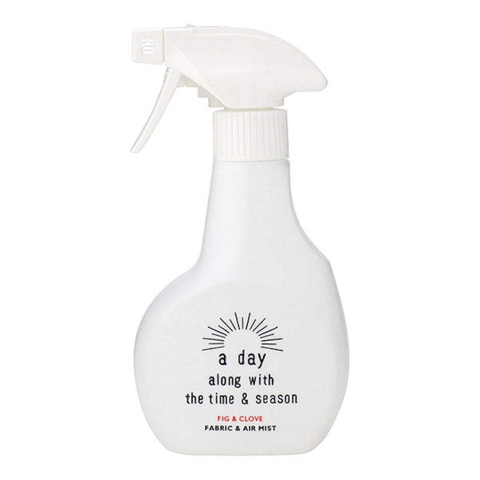 グローバルプロダクトプランニング アデイ(a day) ファブリック&エアミスト フィグ&クローブ 300ml(消臭・除菌スプレー 個性的でフルーティーなフィグにオリエンタルなクローブを組み合わせた香り) 1枚目